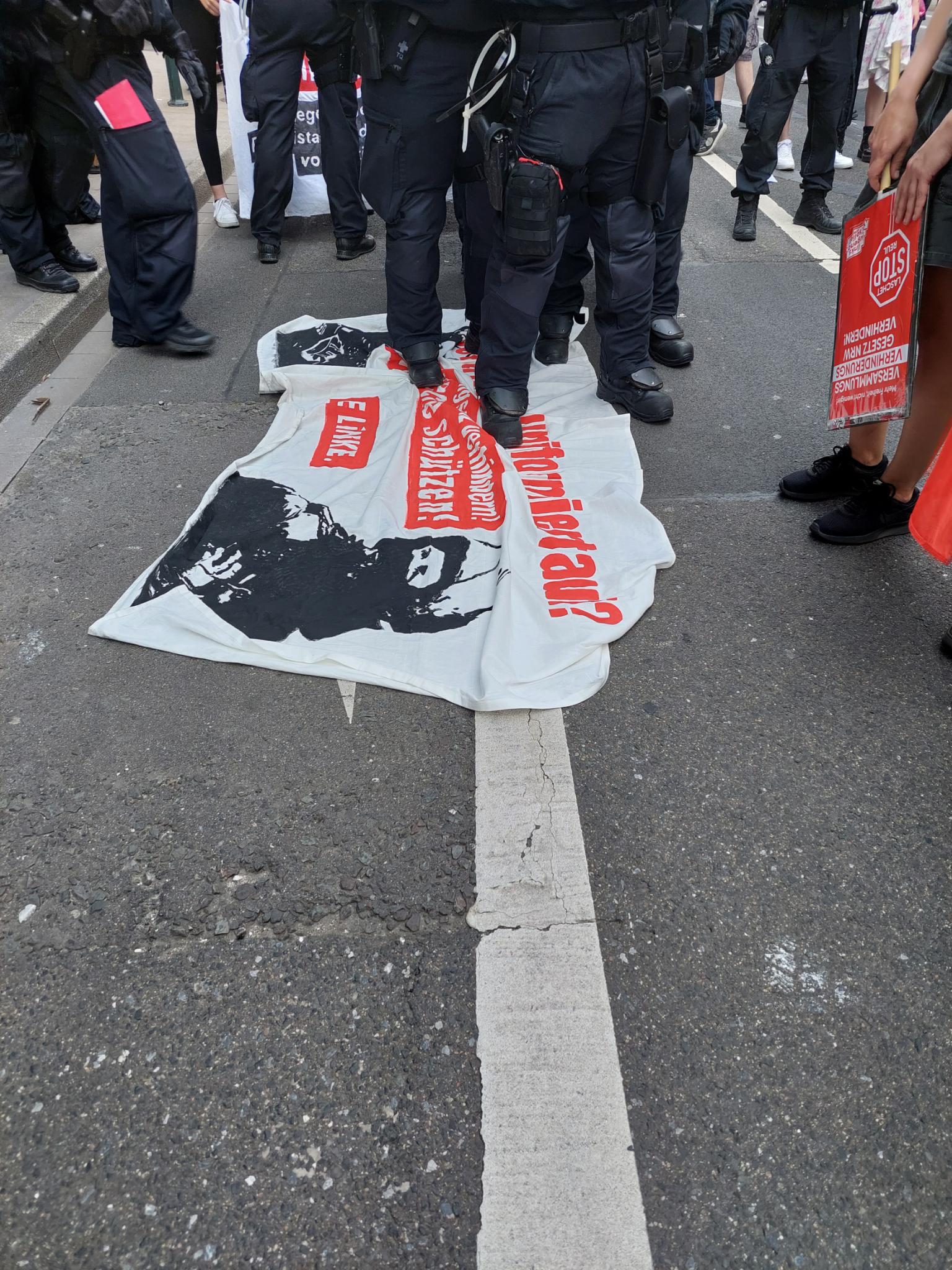 Polizei steht auf Transpi